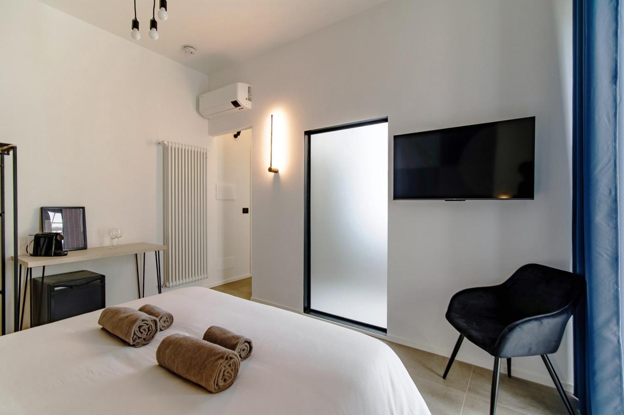 Guesthouse Linaio - The House Of Travelers Como Exterior photo