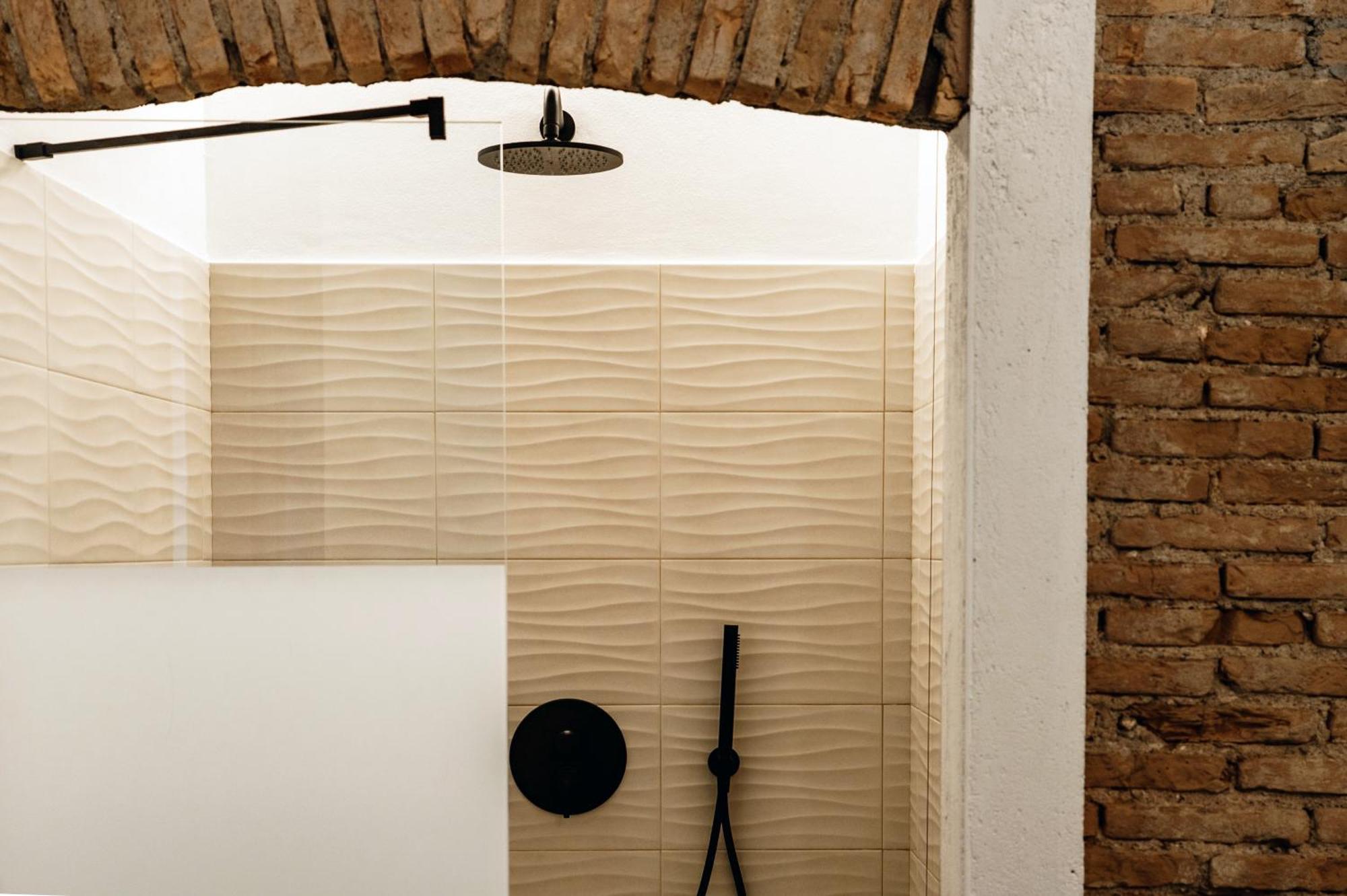 Guesthouse Linaio - The House Of Travelers Como Exterior photo