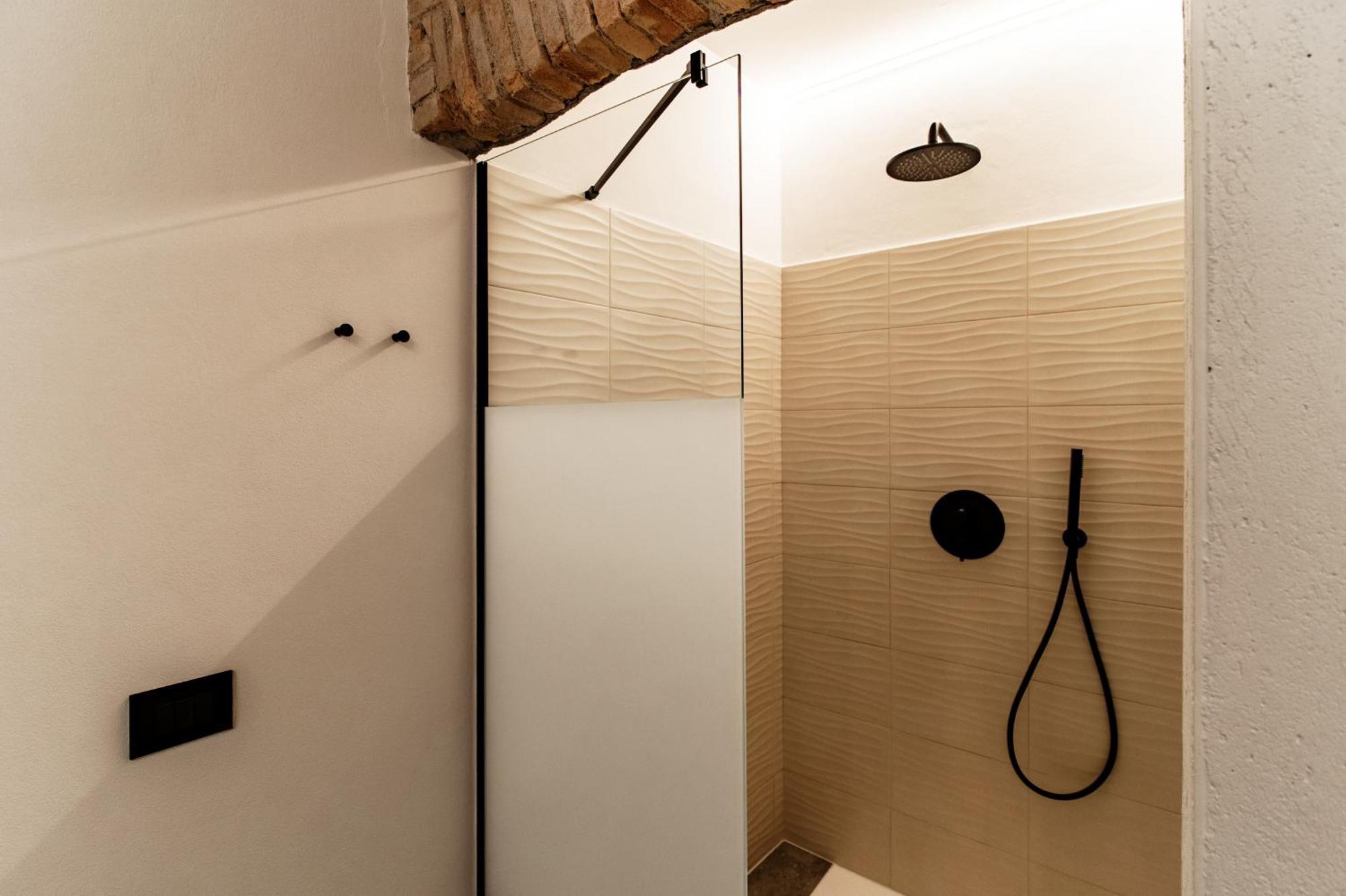 Guesthouse Linaio - The House Of Travelers Como Exterior photo