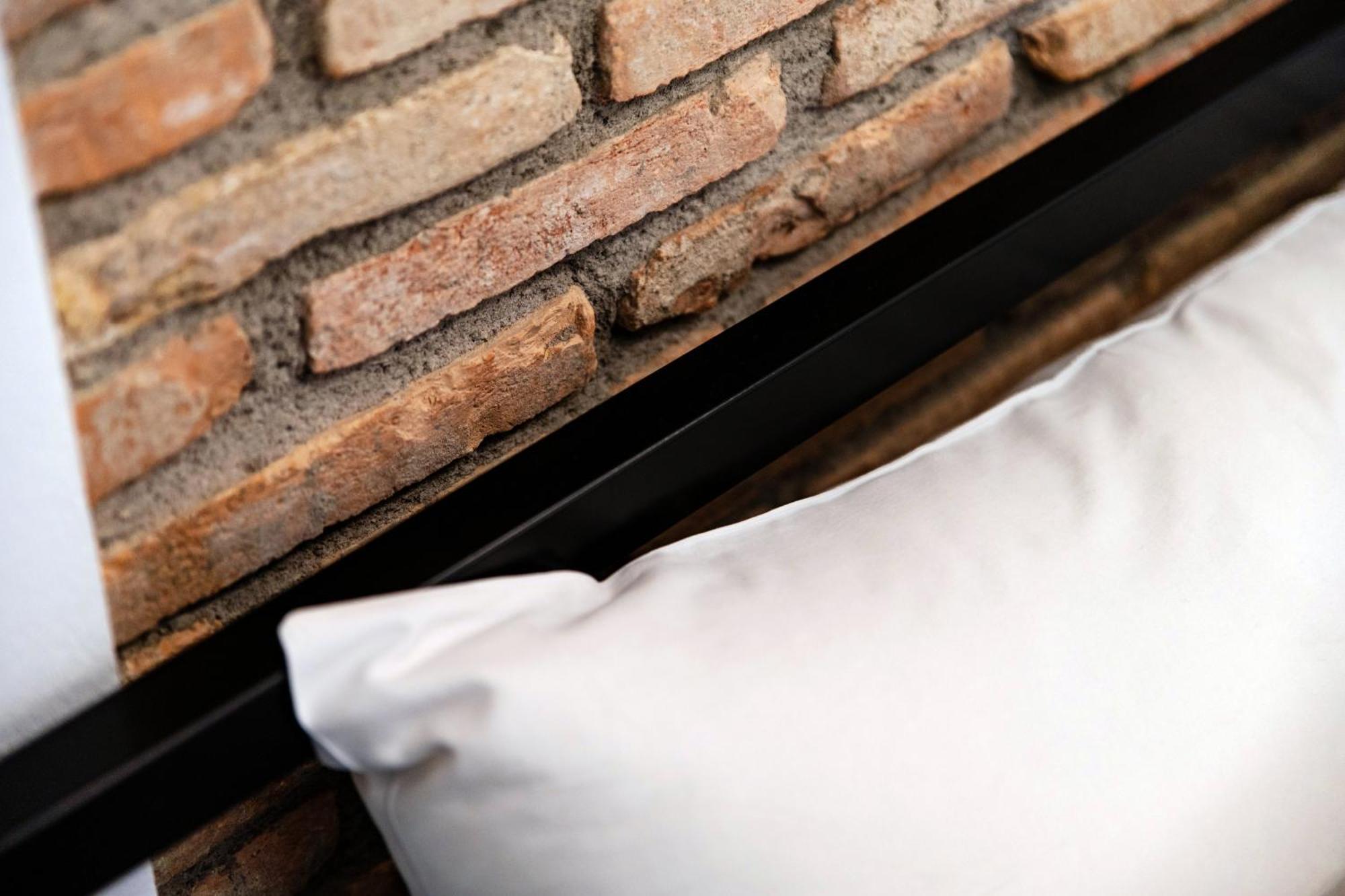 Guesthouse Linaio - The House Of Travelers Como Exterior photo
