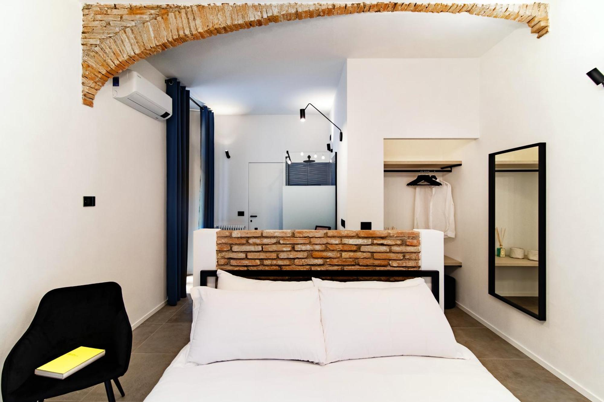 Guesthouse Linaio - The House Of Travelers Como Exterior photo